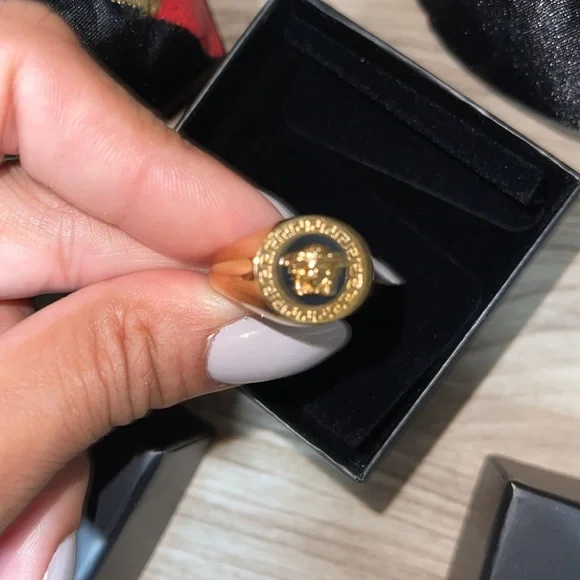 【関税込み】Versace ゴールド バロッコ シー リング Versace | Jewelry | New Versace Gold Ring Size 7 | Poshmark